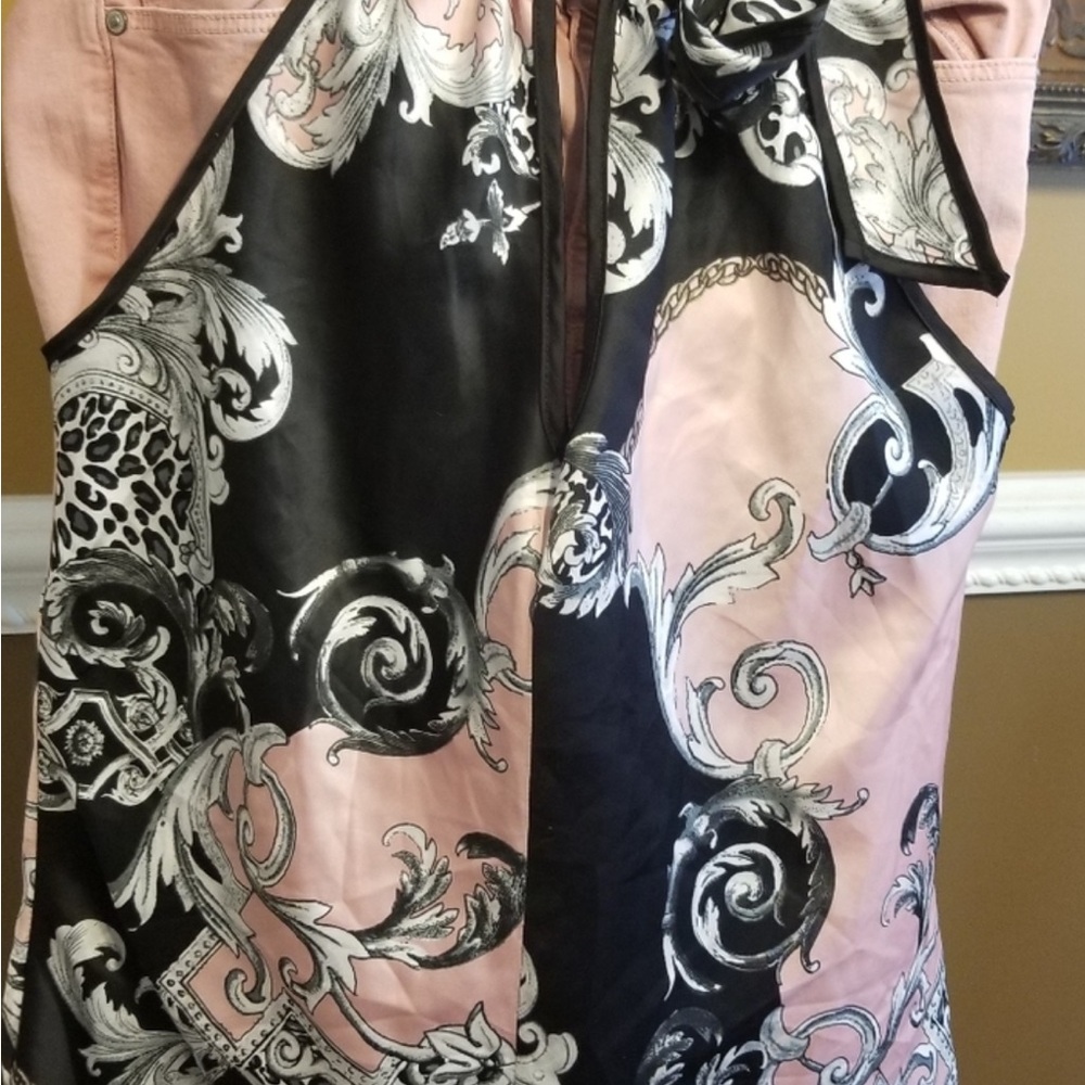 Cute keyhole in front and back. Ties around neck